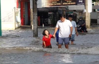 TP Cần Thơ: Triều cường giảm nhưng đường phố vẫn ngập sâu
