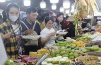 Người dân nườm nượp đổ về Lễ hội Bánh dân gian Nam Bộ ở Cần Thơ trước giờ khai mạc