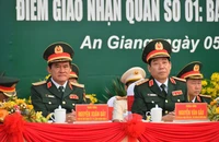 Thứ trưởng Bộ Quốc phòng Nguyễn Văn Gấu dự lễ giao, nhận quân tại An Giang