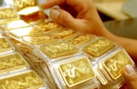 Giá vàng trong nước leo dốc, người 'đu đỉnh' vẫn lỗ nặng