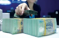 Nhà băng 'chạy đua' tăng tỉ lệ tiền gửi không kỳ hạn