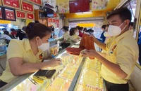Vàng nhẫn 9999, vàng miếng SJC 'rơi' chóng mặt