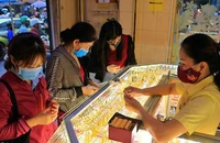 Giá vàng thế giới giảm sốc, vàng SJC giảm 'rùa bò'