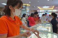 Giá vàng tăng sốc, cẩn trọng làm 'mồi' cho cá mập xả hàng