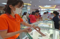 Vàng SJC tăng sốc bất chấp đà giảm của giá vàng thế giới