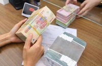 Lãi suất tiền gửi tiết kiệm bám sàn
