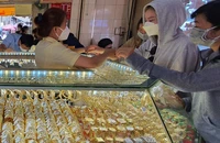 Giá vàng 9999 'rơi' nhanh hơn vàng miếng SJC