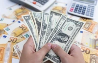 Giá USD ở ngân hàng và chợ đen 'rủ nhau' giảm