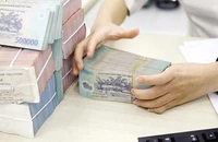 Xem xét cấm kinh doanh nếu ép người vay tiền mua bảo hiểm