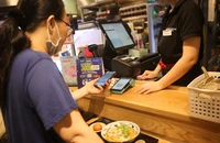 Thanh toán QR code thịnh hành khắp quán vỉa hè