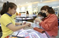 Vàng 9999 tiến về gần bằng giá vàng thế giới