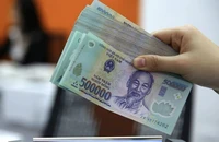 Lãi suất tiết kiệm 'nóng' trở lại: Người vay tiền lo 