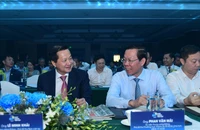 Phó Thủ tướng Lê Minh Khái (trái)
