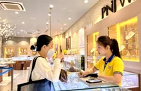 Giá vàng miếng SJC 'quay xe', người mua rủi ro