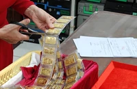 Vàng miếng SJC đóng băng, vàng nhẫn 9999 tăng phi mã 