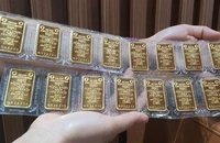Giá mua vàng miếng SJC 'chợ đen' bất ngờ lao dốc, người săn suất mua vàng bị... bom hàng