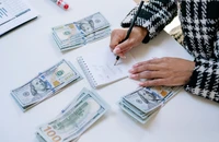 Giá đôla Mỹ 'chợ đen' tăng nóng, áp sát mốc 27.000 đồng