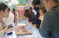 Giá vàng trong nước giảm mạnh, thu hẹp nhanh chênh lệch với thế giới 