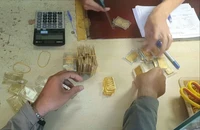 Vì sao giá vàng miếng SJC 'chợ đen' lùi về sát giá thực?