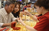 Giá vàng ‘nội’ tăng vọt 13,5 triệu đồng mỗi lượng, đón sóng dự báo 6.000 USD/ounce