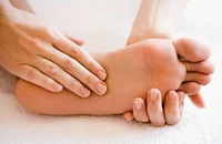Tê bì lòng bàn chân và ngón chân là bệnh gì?