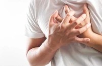 Tức ngực khó thở là triệu chứng của bệnh gì?
