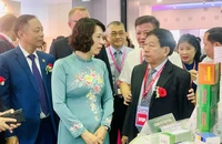 Thứ trưởng Bộ Y tế Nguyễn Thị Liên Hương tham quan triển lãm Y tế quốc tế Việt Nam