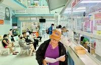 Người dân khám chữa bệnh tại Trung tâm y tế quận Bình Thạnh, TP.HCM. Ảnh: THẢO PHƯƠNG