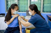 Trẻ gái sắp được tiêm vaccine HPV ngừa ung thư cổ tử cung miễn phí