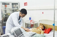 Ngã từ độ cao 4 mét, người đàn ông vỡ ruột non