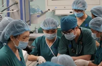 Cứu nam sinh bị đâm thấu bụng bằng dao bấm
