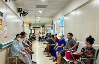 Người bệnh nặng, hiểm nghèo mong mỏi bỏ thủ tục chuyển tuyến