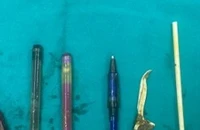 Thủng đại tràng do ăn bật lửa, kim loại, bút bi...