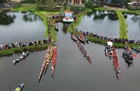 Hàng ngàn người đội mưa xem giải đua thuyền xóm Đình