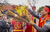 Sân đình làng Thị Cấm đỏ lửa hội thi nấu cơm