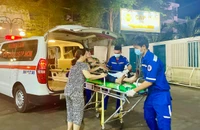 Êkíp cấp cứu 115 đưa bệnh nhân bị tai nạn giao thông đến BV Nhân dân 115 cấp cứu.