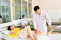 Người phụ nữ bị gãy lún 3 mắt cá chân khi nhảy dây 