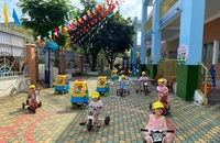 Trẻ đang vui vẻ chơi đùa trong sân Trường Mầm non 30-4, quận Bình Tân, TP.HCM. Ảnh: NGUYỄN QUYÊN