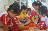Công nhân loay hoay tìm chỗ gửi con