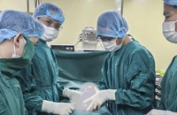 Giải thoát cô gái 19 tuổi khỏi khối u buồng trứng to như trái dưa hấu