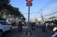 Trước cổng chợ đầu mối Thủ Đức: Nhiều xe máy chạy ngược chiều gây nguy hiểm 