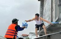 Người dân vùng rốn lũ mừng rỡ khi được tiếp tế nước sạch