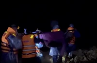 Xuyên đêm khiêng võng hơn 20km đưa 3 người bị thương do sạt lở đất đi cấp cứu