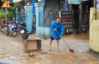 Đường sá ngổn ngang sau cơn lũ lịch sử ở Đà Nẵng