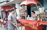 Nhờ có xe cà phê mới, việc buôn bán của chị Võ Thị Hoa đã ổn định hơn. Ảnh: BẢO PHƯƠNG