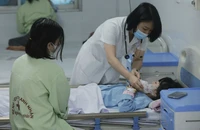 Số ca tay chân miệng và sốt xuất huyết gia tăng, đã có 12 người tử vong