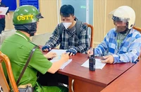 Camera giám sát ghi hình hai người đổ rác không đúng nơi quy định