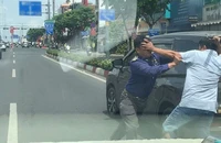 Hai người đàn ông dừng ô tô, đánh nhau giữa đường Phạm Văn Đồng