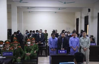 Ngày đầu xét xử đường dây 100 người mua bán khống hóa đơn VAT 