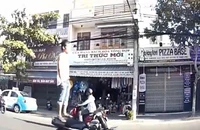 Tìm được người chạy xe máy bằng chân xôn xao dư luận